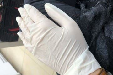 رها کردن ماسک و دستکش در معابر باعث گسترش عفونت و ویروس کرونا می‌شود