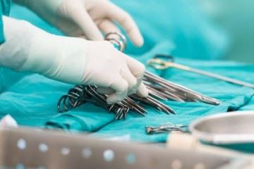 انجام جراحی در شرایط اپیدمی در مواردی که جان بیمار در خطر است مجاز است