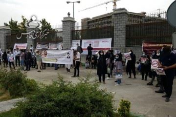 تجمع نیروهای شرکتی وزارت بهداشت مقابل مجلس