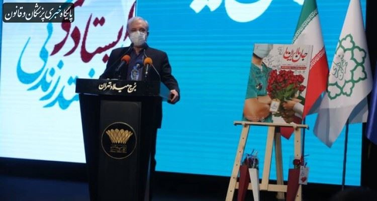 زانو میزنم و دست پزشکان را میبوسم زانو میزنم و دست پزشکان را میبوسم
