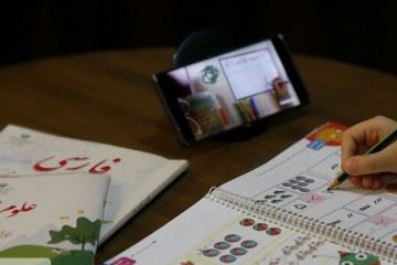 تلفن همراه و سیم کارت رایگان به دانش آموزان نیازمند داده شود