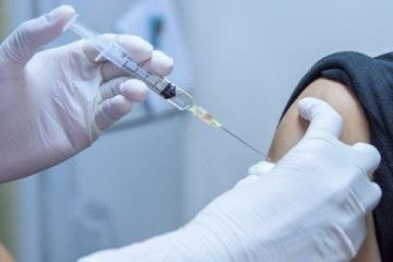 ادعای مغناطیسی شدن بدن انسان بر اثر تزریق واکسن¬های کووید-۱۹ بررسی شد
