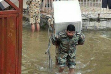 افسران، درجه‌داران و سربازان ارتش در حال کمک به مردم سیل‌زده