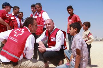 تحویل محموله کمک های بشردوستانه صلیب سرخ آلمان به هلال احمر ایران