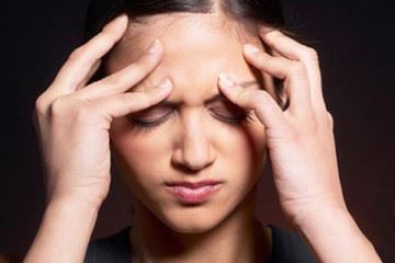 چرا سردردهای میگرنی در زنان رایج‌تر است؟