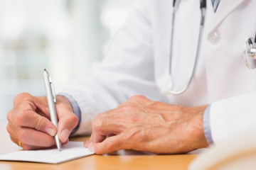 عدم تعهدات بیمه‌ها نسبت به پرداخت‌های به روز به پزشکان