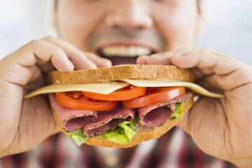 خوردن غذای پرکالری در زمان استرس منجربه اضافه وزنی بیش از موقعیت‌های عادی می‌شود