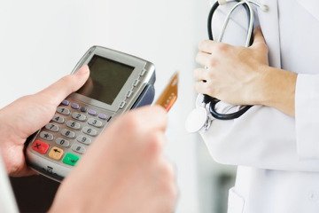 نظارت بر استفاده از کارتخوان در مطب ها با سازمان نظام پزشکی است