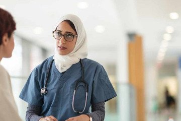 الزام دانشجویان غیرایرانی به گذراندن دروس به زبان انگلیسی و فارسی
