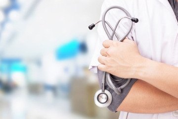 تقابل با کادر درمان و تخریب اعتماد عمومی به پزشکی علمی