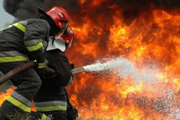 مهار ۹۰ درصدی آتش‌سوزی گسترده در بندرعباس