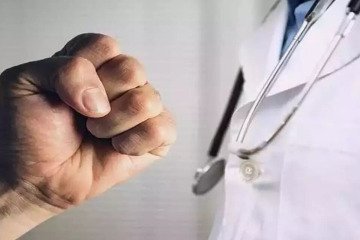 مجازات توهین و تعرض فیزیکی به پزشکان و کادر درمان در ایران و کشورهای جهان مجازات توهین و تعرض فیزیکی به پزشکان و کادر درمان در ایران و کشورهای جهان