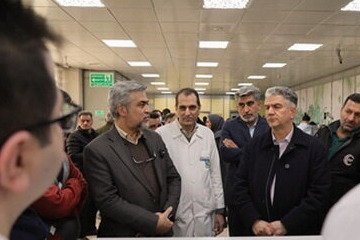 حضور مدیران وزارت بهداشت در بیمارستان فارابی تهران و عیادت از مجروحان حوادث اخیر