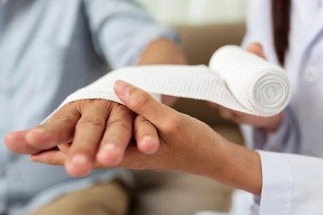ساخت باند هوشمندی که فقط در حضور باکتری‌های مضر، آنتی‌بیوتیک آزاد می‌کند