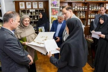 رونمایی از مجموعه مفردات دارویی طب ایرانی و هرباریوم ۱۰هزار نمونه‌ای