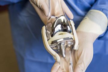 ساخت مفصل زانو برای بهبود راه‌ رفتن مبتلایان به فلج اندام تحتانی