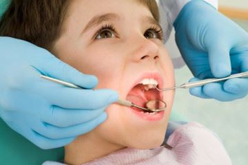 خارج نمودن زودرس دندان‌های شیری مشکل‌ساز می‌شود