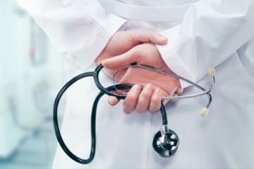 پزشکان انگیزه لازم برای کار در کشور ندارند