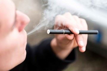 سیگار الکترونیکی طعم‌دار علائم بیماری آسم را تشدید می‌کند