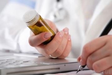 پزشکان به دنبال تجویز داروهای گران‌قیمت نباشند