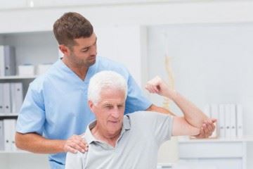 تاثیر فیزیوتراپی در بهبود عملکرد فعلی و جلوگیری از افت بدنی سالمندان